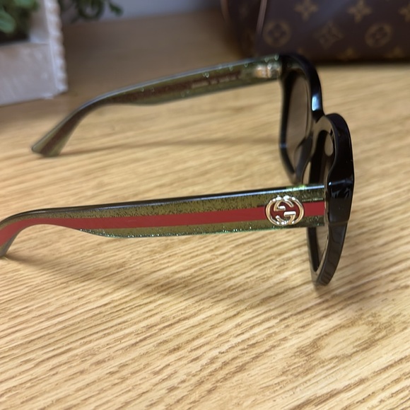 Gucci sunglasses never used - Picture 10 of 13
